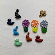 Load image into Gallery viewer, SPRING FLOWERS AND ANIMALS HANDMADE WAX CRAYONS GIFT TUB - Stellina