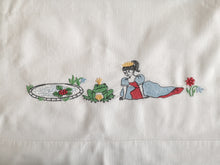 Load image into Gallery viewer, Vintage bed linen