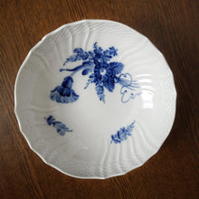 Load image into Gallery viewer, Royal Copenhagen Blue Flower Curved Bowl 1518| ロイヤルコペンハーゲン　ボウル| Royal Copenhagen的复古板 - Stellina