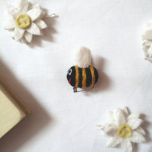 Load image into Gallery viewer, Bee brooch - Stellina